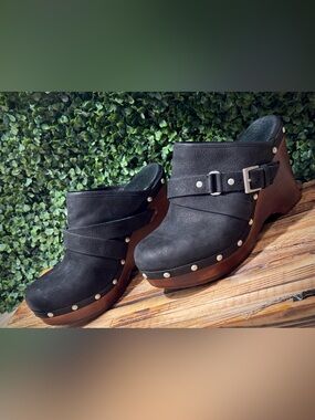 | UGG Natalee Leather Clogs I
**Discontinued Style**
